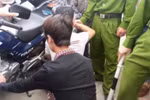 Hàng trăm người dân vây bắt hai đối tượng trộm xe máy