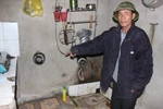 Đi chơi về bị vợ mắng, chồng tẩm xăng đốt vợ