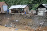 Nghệ An, Hà Tĩnh: Hàng chục nhà dân bị nước lũ cô lập, uy hiếp