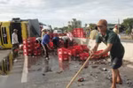 Xe chở bia lật đổ nhào ra đường, dân giúp tài xế gom lại