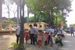 Phụ huynh mang con lên UBND tỉnh để...xin cho con đi học