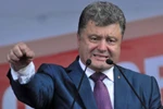Poroshenko suýt khóc cầm mảnh kim loại thủng cáo buộc Nga là "khủng bố" 