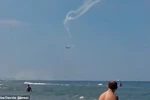 Video: Máy bay Ý đâm vào nhau ngay trên đầu người tắm biển