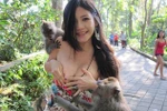 "Hot girl" Đài Loan bị khỉ tụt váy vì tưởng là... trái cây