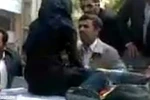 VIDEO: Dân thường giận dữ nhảy lên đầu xe "mắng" Tổng thống Iran