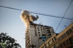 Israel đánh bom trúng tòa trụ sở của nhiều hãng truyền hình