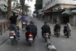 Dùng xe máy kéo lê thi thể một người nghi là điệp viên trên phố
