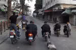 Dùng xe máy kéo lê thi thể một người nghi là điệp viên trên phố
