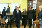 Video: Vợ chồng Tổng thống Medvedev đi bầu cử