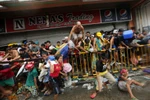 Philippines điều xe bọc thép lập lại trật tự, quốc tế chia sẻ mất mát