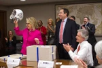 Hillary Clinton được tặng mũ bảo hiểm khi đi làm