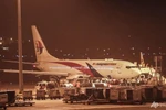 Nổ lốp khi cất cánh, máy bay Malaysia Airlines hạ cánh khẩn cấp
