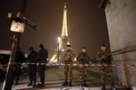 Pháp sơ tán khách du lịch khỏi tháp Eiffel vì đe dọa đánh bom
