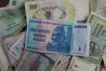 Zimbabwe đổi tiền: 35 nghìn triệu triệu đô la Zimbabwe đổi được 1 USD