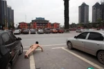 Sở thích kỳ lạ: Chống đẩy, chụp ảnh nude, đánh dấu các vụ bê bối
