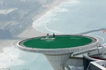 Cận cảnh sân golf trên nóc tòa nhà cao nhất Dubai