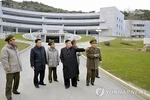 Kim Jong-un đi thăm trường cũ