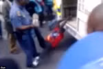  Video: 1 lái xe taxi Nam Phi đỗ sai bị cảnh sát hành hung đến chết