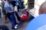  Video: 1 lái xe taxi Nam Phi đỗ sai bị cảnh sát hành hung đến chết