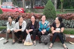 Lương hưu thấp, hàng chục cô giáo lặn lội đi đòi quyền lợi
