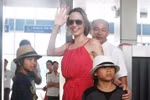 Trọn bộ ảnh 7 mẹ con Angelina Jolie rời Việt Nam