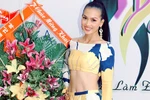 Anh Thư lộ toàn bộ vòng eo bên MC Kỳ Duyên