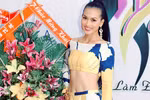 Anh Thư lộ toàn bộ vòng eo bên MC Kỳ Duyên