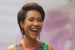 Uyên Linh cười tít mắt