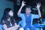 Hot: Mr Đàm dạy Kim Thư hát ở... quán ốc