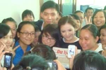 Lý Nhã Kỳ "bị" sinh viên bao vây