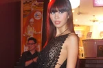 Hà Anh váy ren lỗ chỗ đi xem phim