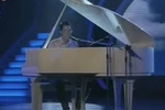 Chàng trai khiếm thị lạc điệu với cây piano
