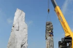 Cận cảnh những khối đá bạc tỷ "lăn lóc" ven đường