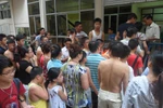 Nắng nóng, người HN nườm nượp giải nhiệt ở bể bơi