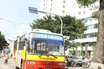 Người đàn ông thoát chết sau nhiều lần lao vào đầu xe buýt đang chạy