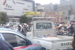 Đường phố náo loạn vì tài xế taxi hất CSGT lên nắp capo