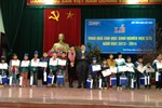 Báo GDVN và Ajinomoto tặng quà tết cho học sinh nghèo học giỏi