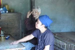 Cụ 80 lết đi xin nước nấu cơm cho chồng