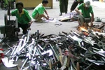 Phát hiện vợ chồng người nước ngoài sưu tầm vũ khí thô sơ