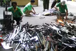 Phát hiện vợ chồng người nước ngoài sưu tầm vũ khí thô sơ