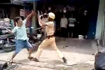 Du khách nước ngoài ném trứng vào cửa hàng rồi đánh công an