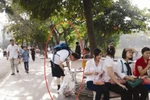 Doanh nhân nước ngoài nhặt rác ở hồ Gươm