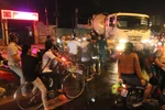 Chùm ảnh: Xe chở dầu đâm sập tường nhà thi đấu