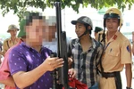 Vác súng đi săn chim, bắn trúng mắt một phụ nữ