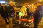Cảnh sát hóa trang được chặn người vi phạm