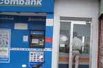 Nhốt khách trong buồng ATM để cướp xe 
