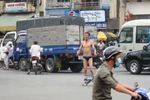 Sững sờ với thanh niên “khỏa thân” giữa phố