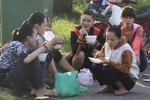 Không tăng lương, bóp bụng đi làm
