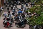 Hàng trăm người chặn xe trả lại hàng kém chất lượng