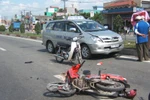 Đèo con đi học, đâm vào ô tô, 2 bố con tử vong